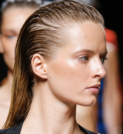 https://www.lorealprofessionnel.com.au/-/media/master/au/webedia-hair-trend-news-2/au-selection/188-the-wet-look-for-long-hair-diving-into-orig-2.jpg